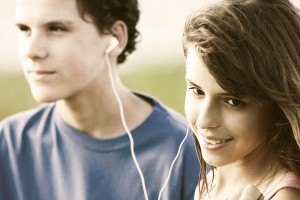 800px-Teens_sharing_a_song